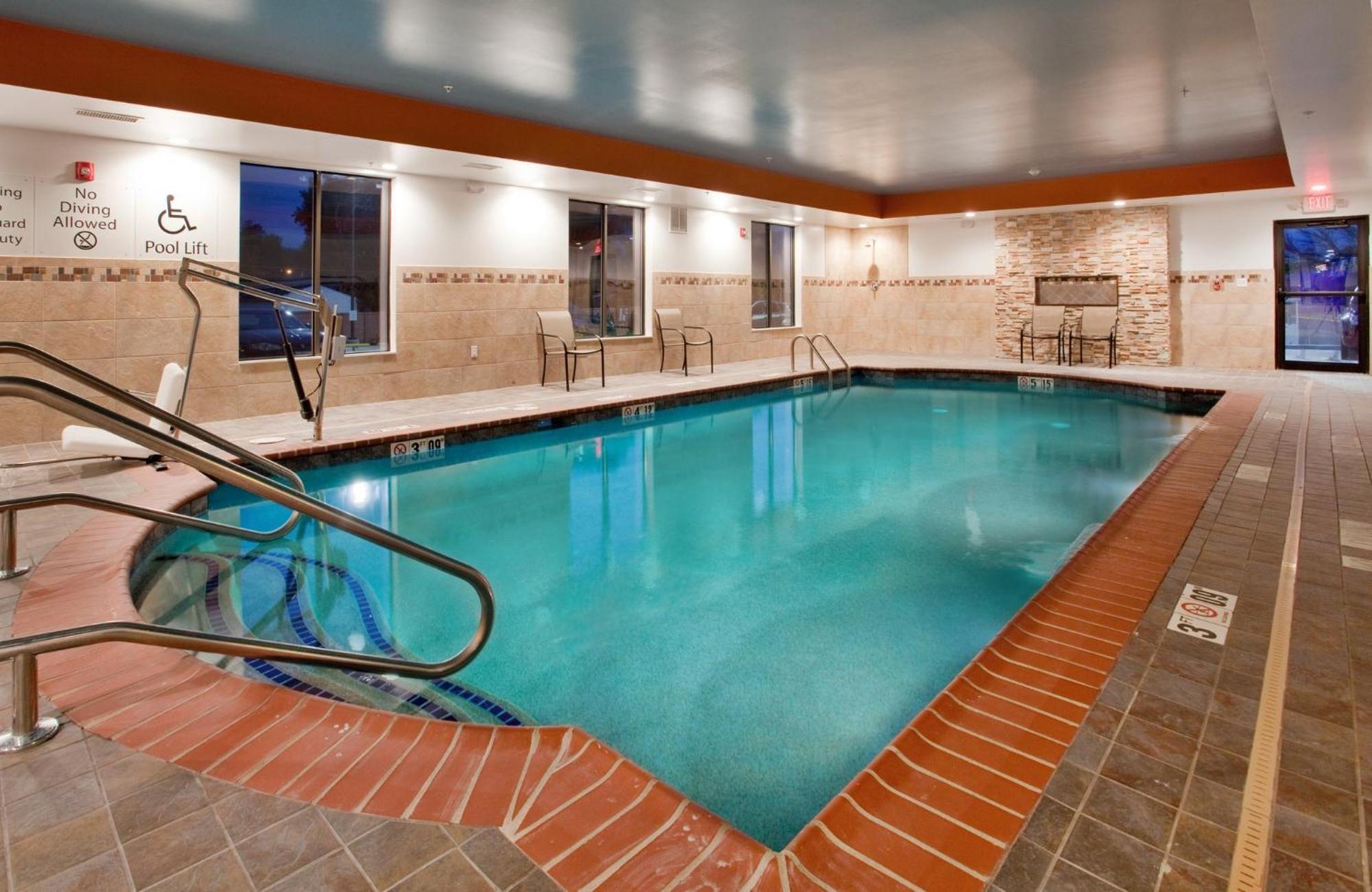 Holiday Inn Express & Suites St Louis Airport By Ihg Woodson Terrace Extérieur photo